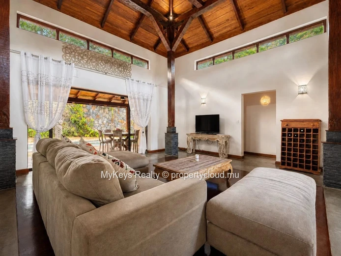 Elegant Bali-Style  Villa with Pool