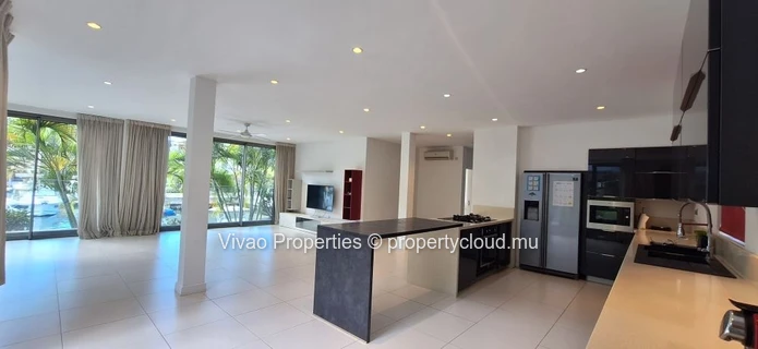 Villa IRS à vendre à Rivière Noire, 5 chambres, piscine privée, vue mer et montagne, proche commodités, amarrage pour...