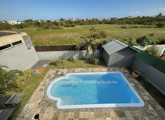 Villa 3 Chambres Avec Piscine, Garage Et Beaux Volumes – Péreybère