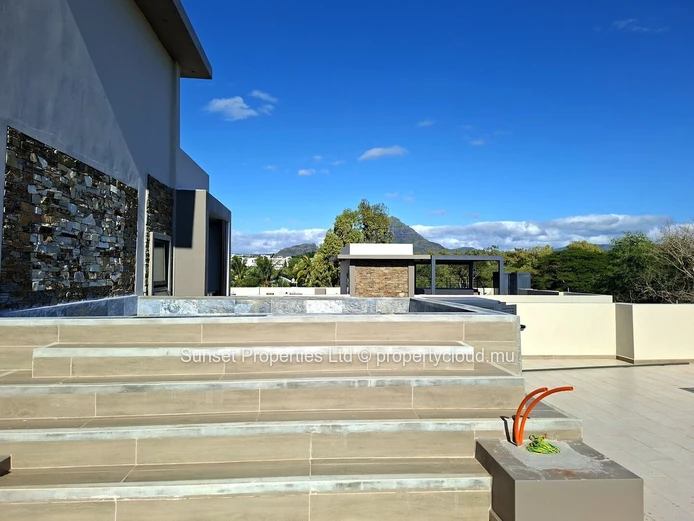 Penthouse neuf | 3 chambres | À 2 minutes de la plage