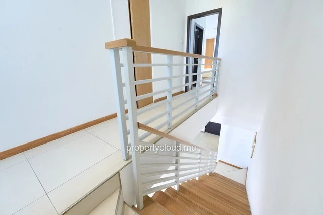 Apartment for sale accessible to foreigners (R+2) on Grand Baie La Croisette, 130 m2 duplex, sold furnished and equip...