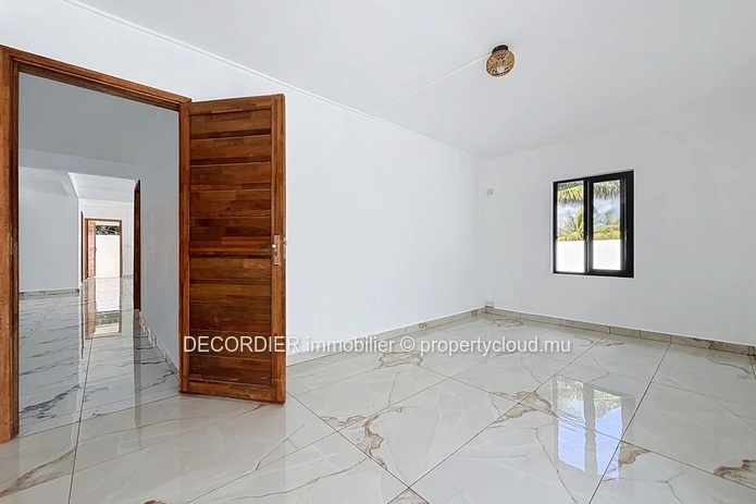 À VENDRE – Maison de plain-pied avec piscine et grand jardin