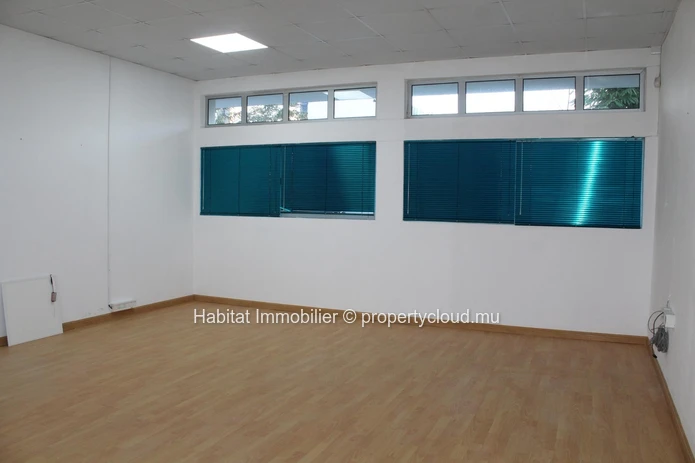 For sale - Unfurnished commercial building of 1420 m2 well located in Phoenix.