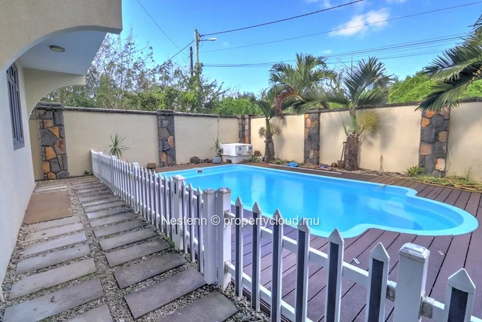 Maison de 4 chambres magnifiquement entretenue avec piscine 