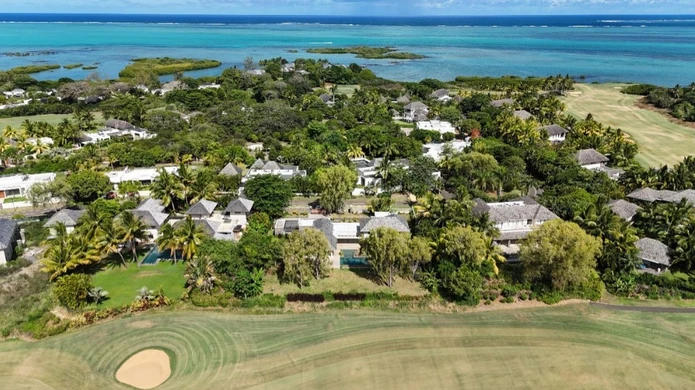 Villa RES à vendre à Beau Champ, 589m² habitable, 2.400m² terrain, 5 chambres, piscine privée, accès mer, salle de gym.