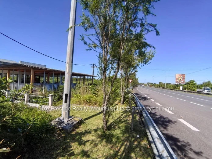 Immeuble Commercial de Premier Choix à Louer à Rose Belle | Visibilité Exceptionnelle depuis l’Autoroute | Idéal pour...
