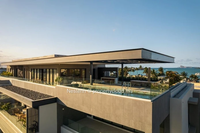Four-bedroom penthouse in a prestigious estate with golf, a short walk from the beach and shops.