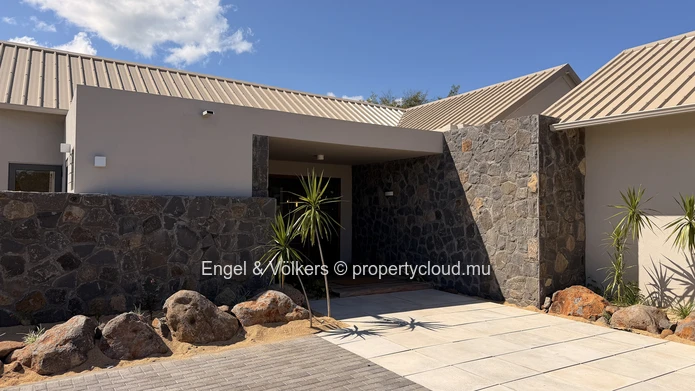 Contemporary Villa for Rent ust Steps from the Sea