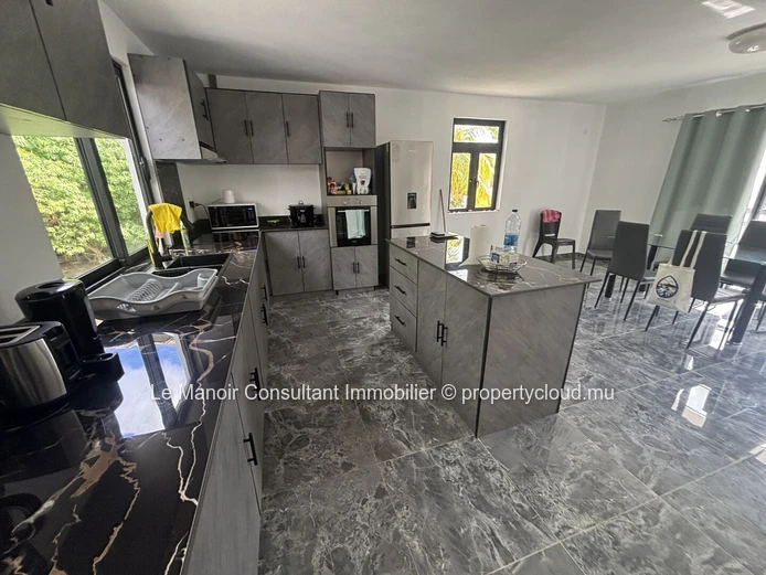 Villa 5 chambres à vendre à Flic en Flac avec jardin