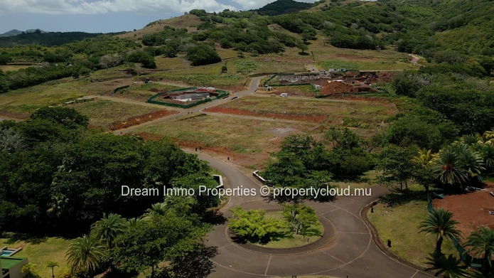 Beau et grand terrain de 1 575 m² dans le prestigieux domaine golfique Heritage Villas Valriche à Bel Ombre – Ile Mau...