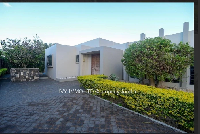 Nestled in the coastal enclave of Balaclava, just 15 minutes from Grand Baie in the North, discover this charming, 3-...