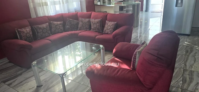 Flic en Flac – À vendre : Grande villa divisée en 2 appartements, 7 chambres, à deux pas de la plage et des commerces