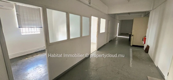 To rent : Unfurnished spacious office of 1161 m² in Port Louis