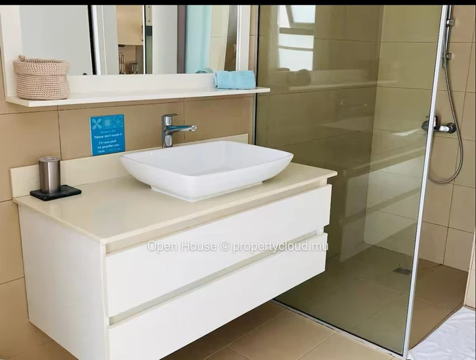 À vendre : Appartement R+2 - meublé, climatisé, cuisine équipée, dressing, terrasse 30m². Piscine commune, jardin, pa...