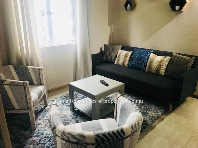 "Charming G+2 Home in Péreybère with 2 Parking Spaces and Fenced Yard - Only Rs 7.3M!"