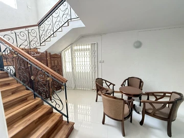 6 Bedroom House