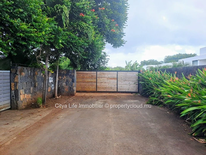 Terrain résidentiel de 1 200 m² avec piscine à Mont Choisy