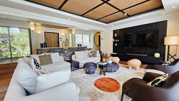 Contemporary Luxury Villa for Sale in Prestigious Golf Estate