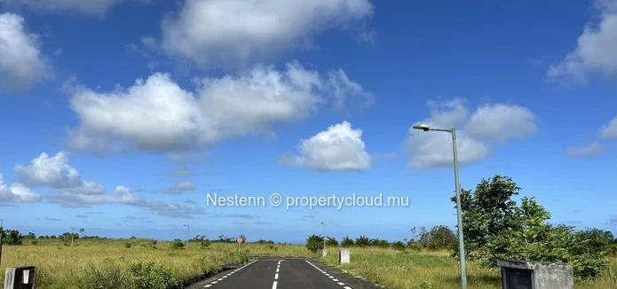 Terrain résidentiel de 5 015 m² avec accès golf 