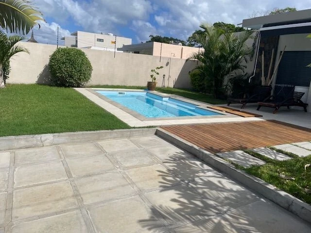 Single-story furnished house with 3 bedrooms, pool and parking