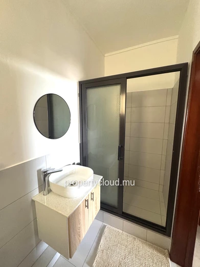 Flic en Flac à louer récent appartement 2 chambres avec piscine, salle de sport, ascenseur et parking couvert situé d...