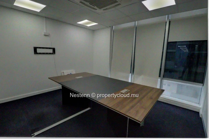 Espace bureau de 1 086 m² dans un centre d'affaires recherché. 