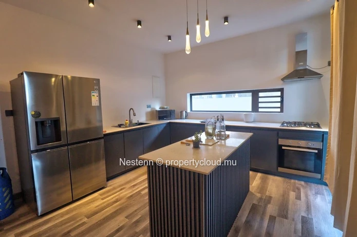 Villa duplex moderne à Côte d'Or avec 4 chambres, 3 salles de bains, vue sur la montagne, cuisine américaine meublée ...