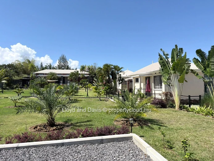 Charming One-Bedroom House in a Peaceful Green Setting in Deux-Bras