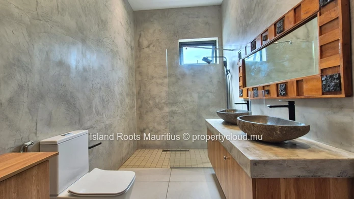 Grande Baie Chemin Vingt Pieds : Maison de 3 Chambres à Vendre - Idéale Famille !