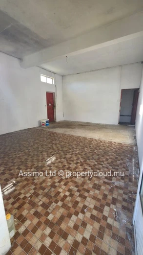 Commercial space for sale in L'Escalier, 165m² livable on a 2,122m² plot, with parking and yard. Concrete constructio...
