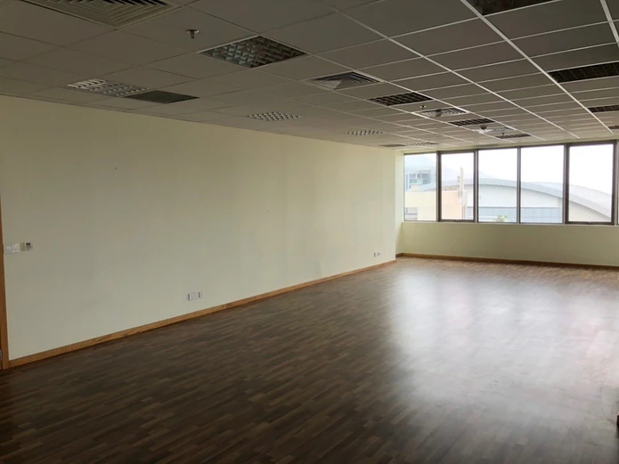 Étage complet de bureaux au cœur d’Ébène – Avec locataires en place