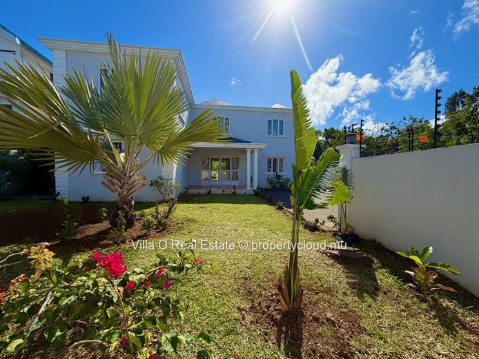 Close to Intermart Calodyne and the beaches, welcomed at the parking area by a lovely landscaped garden, bright furni...