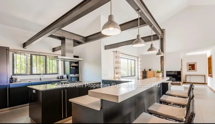 Maison spacieuse de 4 chambres avec piscine à Rivière Noire