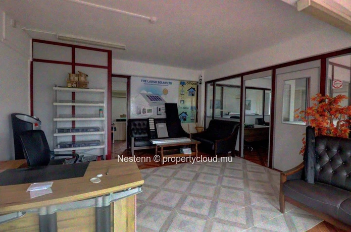 Spacious office on the 1st floor, offering peace and quiet and optimal working conditions.