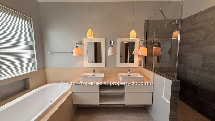Appartement de luxe de 5 chambres en suite à louer à Balaclava - 150 000 Rs par mois