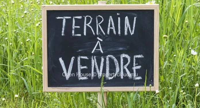 For sale - Local market - 210 m² residential plot in Petit Raffray - only a few lots left.