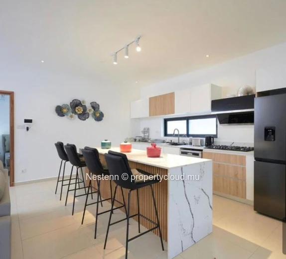 3-bed modern apartment steps from the beach