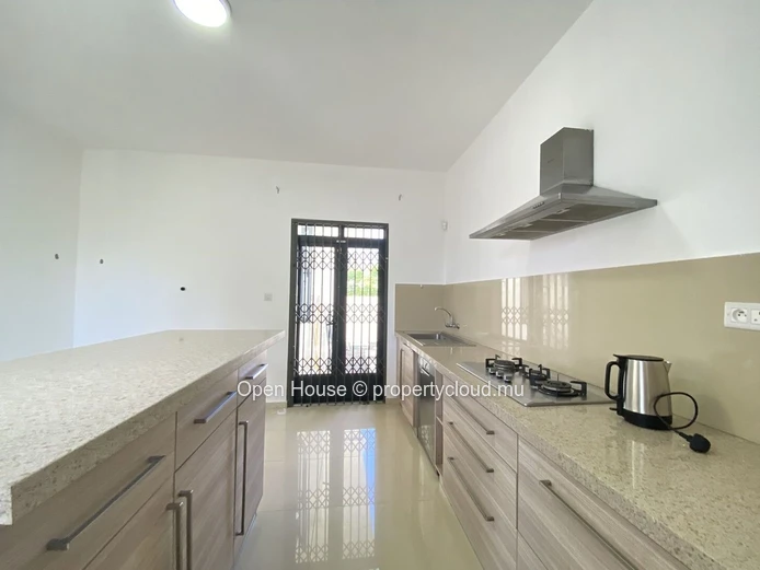 Villa meublée 3 chambres avec piscine à louer à Péreybère