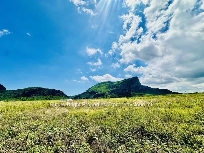 Terrain Résidentiel À Vendre À Pierrefonds, Palma – Belle Vue Sur La Montagne