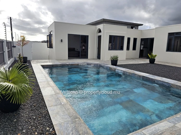 Cosy house with pool and garden 