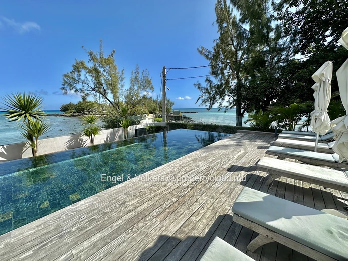 Modern & Convenient Beachfront Apartment