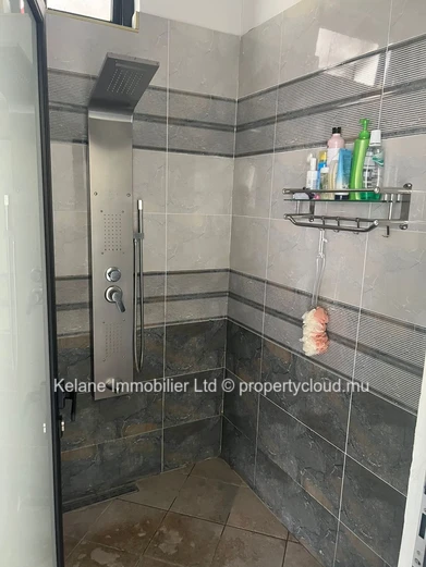 Maison Familiale de 4 Chambres avec Garage et CCTV à Beau Vallon – Rs 4,8M