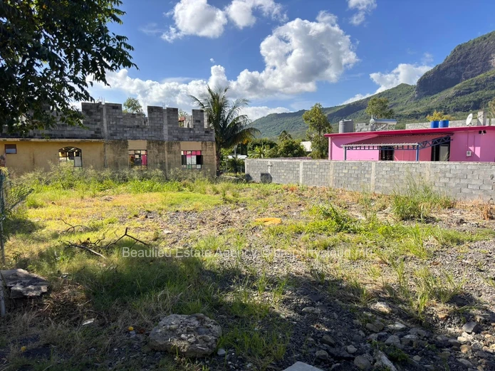 Residential Land for Sale in Vallée des Prêtres Beau255278