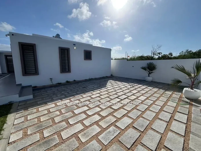 Confort et Élégance à Pereybere : Villa Neuve avec Espaces Ouverts
