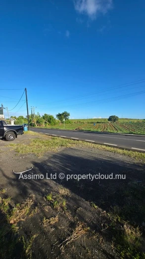 Commercial space for sale in L'Escalier, 165m² livable on a 2,122m² plot, with parking and yard. Concrete constructio...