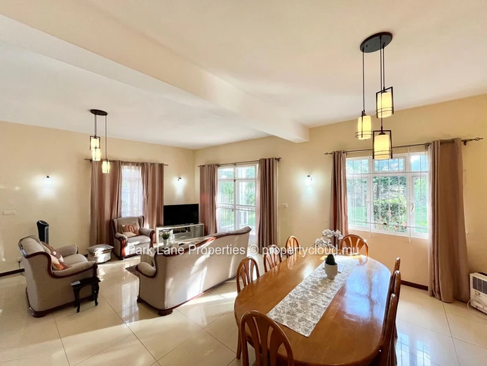 Grande Villa Familiale à Vendre à Quatre Bornes