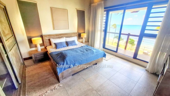 Elegant 4 bedroom seafront villa