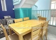 Cet appartement spacieux et confortable de trois étages 