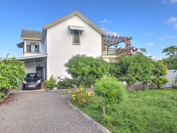 Beautiful 3 bedroom Villa of 247m² in the heart of the Morcellement Le Mahe. 
