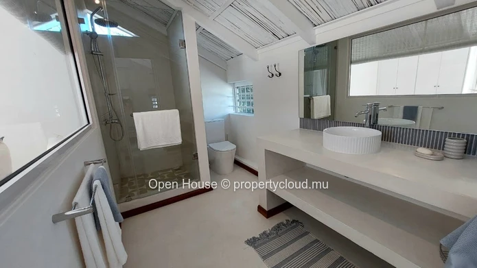 Villa meublée de 3 chambres avec piscine à louer à Calodyne